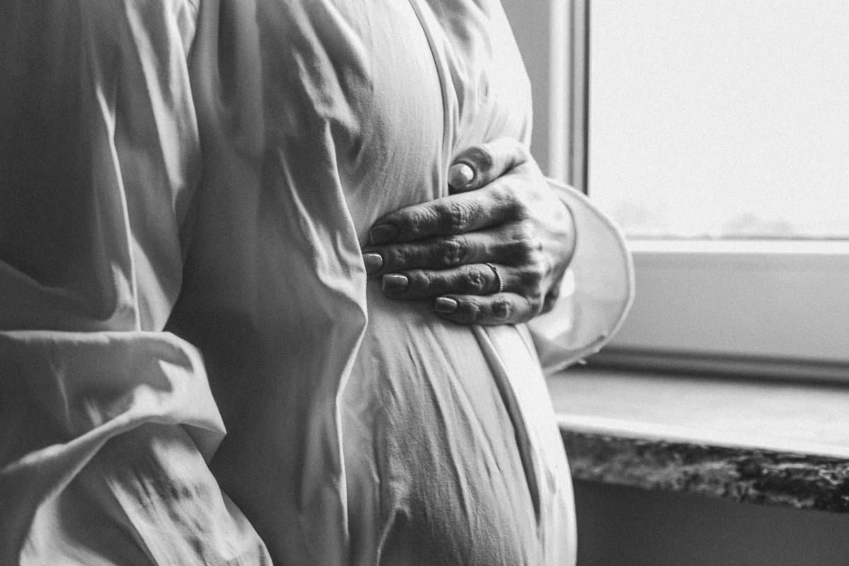 Perte blanche pendant la grossesse : normal ou signe d'alerte ?